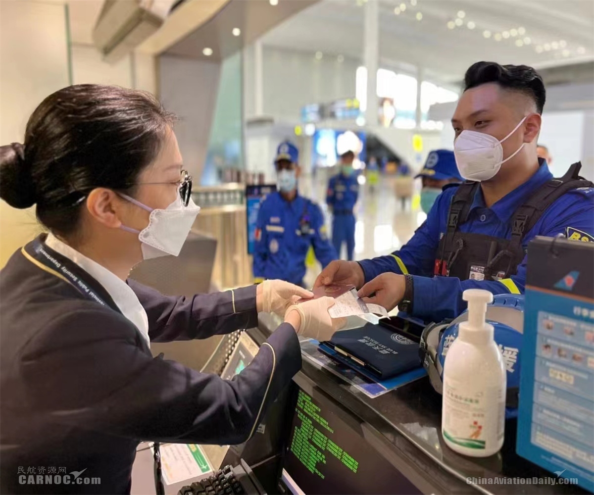 機長通過機上廣播向救援隊員們表達崇高的敬意與感謝:“各位救援隊員們積極響應黨和國家的號召-COSCO海派