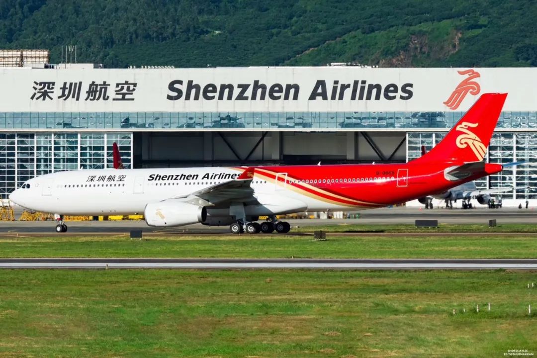 還是下機(jī) 都 更方便 不用再?gòu)臋C(jī)頭走到機(jī)尾啦! #2 出行快人一步 深航在部分機(jī)場(chǎng)設(shè)有 優(yōu)先登機(jī)通道 舒適經(jīng)濟(jì)艙旅客 可 優(yōu)先通過專屬通道登機(jī)進(jìn)座 航班落地后 舒適經(jīng)濟(jì)艙旅客可 優(yōu)先下機(jī) #3 更多里程、航段累積 選乘舒適經(jīng)濟(jì)艙 可獲得110%里程累積率 +1.1個(gè)定級(jí)航段! 疊加 能額外獲贈(zèng)1個(gè)定級(jí)航段~ 即-德國(guó)海派