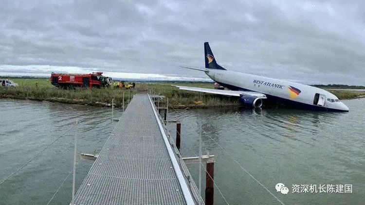 這“貨”八成是渴了,沖出跑道喝口水-加拿大雙清